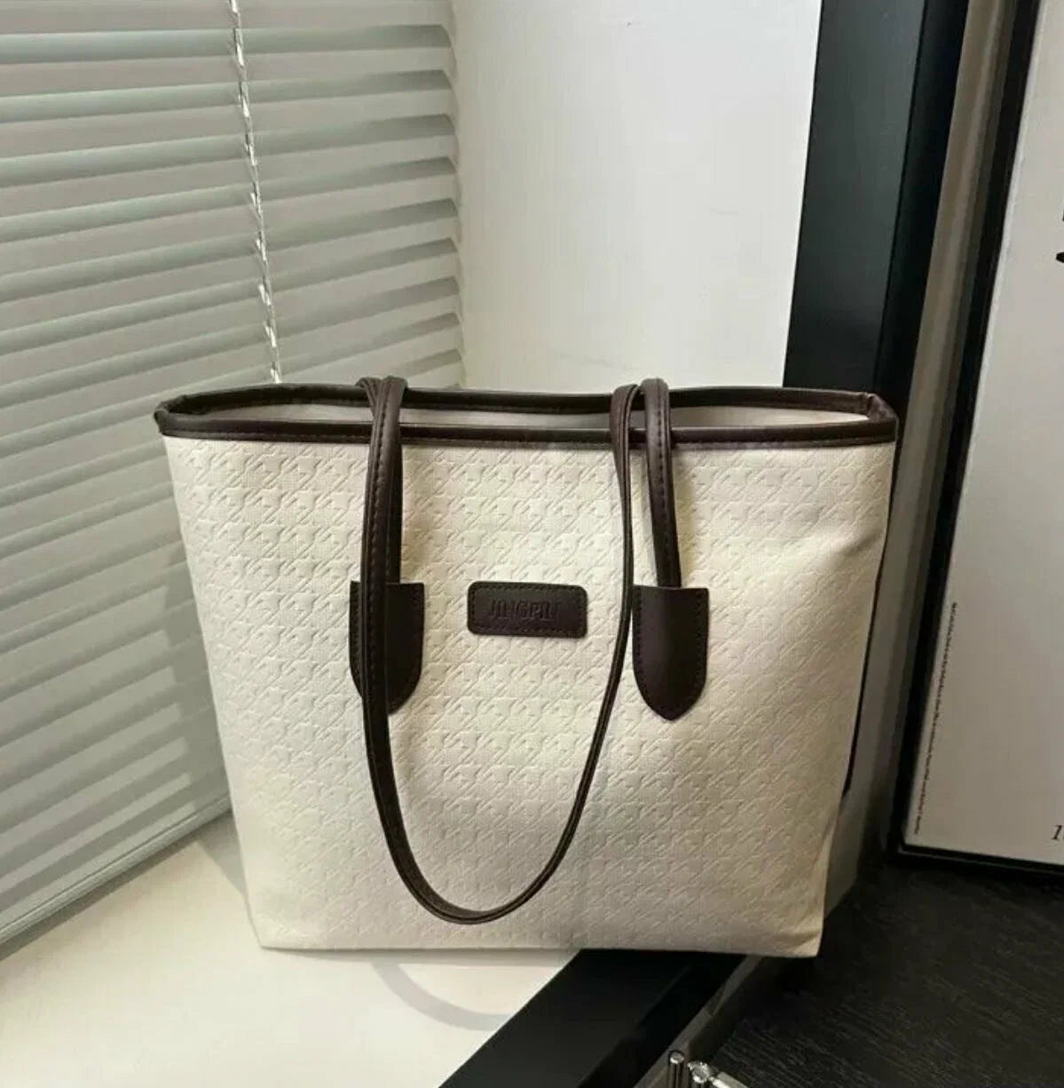 Hoor New York Cute Women's White Tote Bag - Everyday wear | Light & Spacious